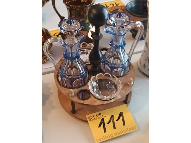 Lot 111 - kristallen kannetjes in houder - afbeelding 5 van  5