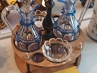 Lot 111 - kristallen kannetjes in houder - afbeelding 5 van  5