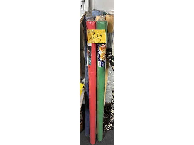 Lot 111 - lot tafelpapier - verschillende kleuren - 9 rollen - afbeelding 1 van  1