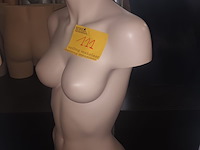 Lot 111 - paspop vrouw torso op statief - afbeelding 1 van  3