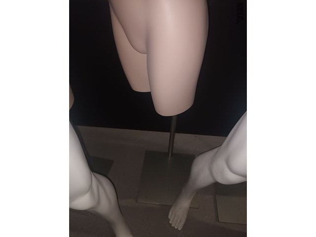 Lot 111 - paspop vrouw torso op statief - afbeelding 2 van  3