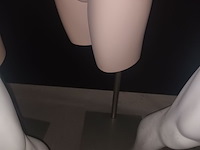 Lot 111 - paspop vrouw torso op statief - afbeelding 2 van  3