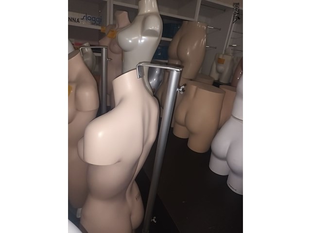 Lot 111 - paspop vrouw torso op statief - afbeelding 3 van  3