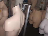 Lot 111 - paspop vrouw torso op statief - afbeelding 3 van  3