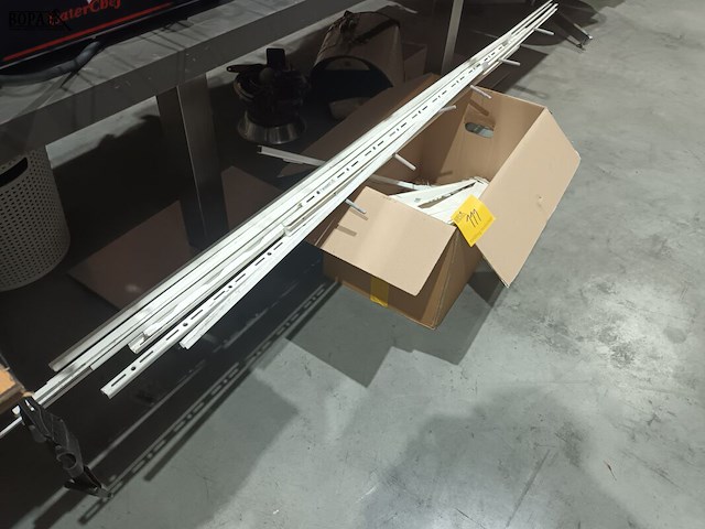 Lot 111 - rails en bankdragers - afbeelding 2 van  4