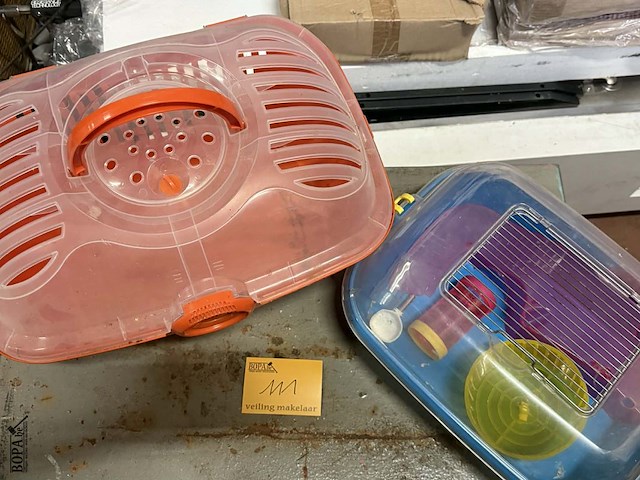 Lot 111 - transport van kleine huisdieren (cavia, hamster) en hamsterk - afbeelding 1 van  3