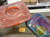 Lot 111 - transport van kleine huisdieren (cavia, hamster) en hamsterk - afbeelding 1 van  3