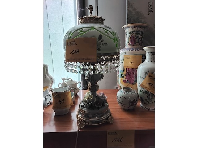 Lot 111 - vintage opaline koepeltafellamp - afbeelding 1 van  3