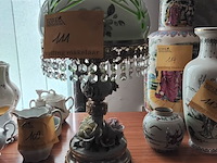 Lot 111 - vintage opaline koepeltafellamp - afbeelding 1 van  3