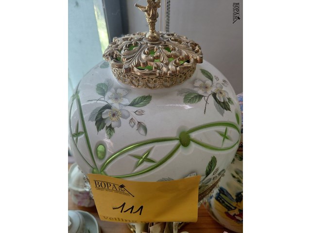 Lot 111 - vintage opaline koepeltafellamp - afbeelding 2 van  3