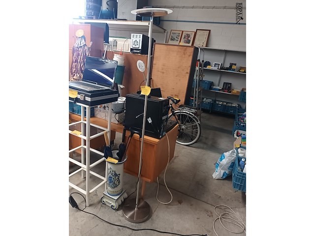 Lot 111 - vloerlamp - afbeelding 1 van  2