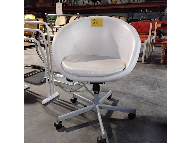 Lot 111 - witte bureaustoel kuipzetelmodel leder - afbeelding 1 van  2