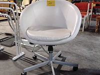 Lot 111 - witte bureaustoel kuipzetelmodel leder - afbeelding 1 van  2