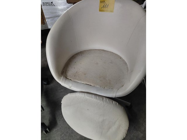 Lot 111 - witte bureaustoel kuipzetelmodel leder - afbeelding 2 van  2