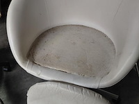 Lot 111 - witte bureaustoel kuipzetelmodel leder - afbeelding 2 van  2