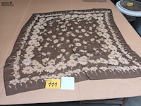 Lot 111 - zijden sjaal - afbeelding 1 van  3