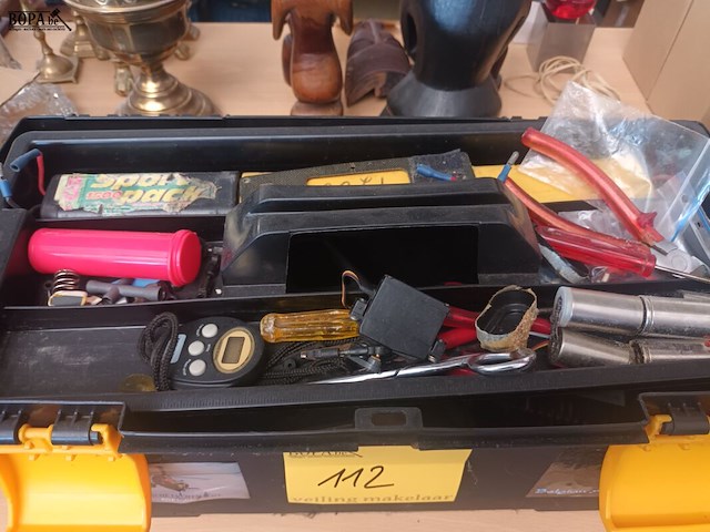 Lot 112 - curver materiaalkoffer met inhoud - afbeelding 2 van  3