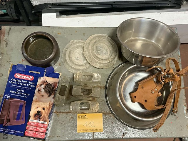 Lot 112 - diverse artikelen voor huisdieren: voederbakken hond - snuit - afbeelding 1 van  4
