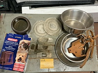 Lot 112 - diverse artikelen voor huisdieren: voederbakken hond - snuit - afbeelding 1 van  4