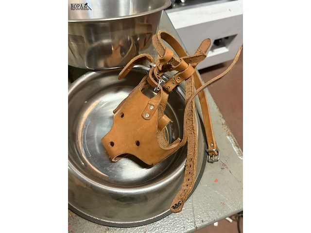 Lot 112 - diverse artikelen voor huisdieren: voederbakken hond - snuit - afbeelding 3 van  4