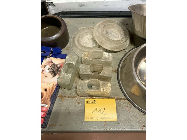 Lot 112 - diverse artikelen voor huisdieren: voederbakken hond - snuit - afbeelding 4 van  4