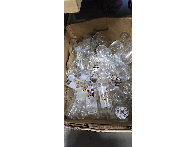 Lot 112 - doos diverse glazen - afbeelding 1 van  2