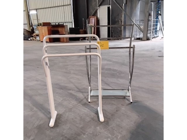 Lot 112 - duo handdoekrek - chroom en melkglas - afbeelding 1 van  4