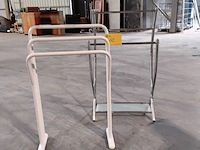 Lot 112 - duo handdoekrek - chroom en melkglas - afbeelding 1 van  4