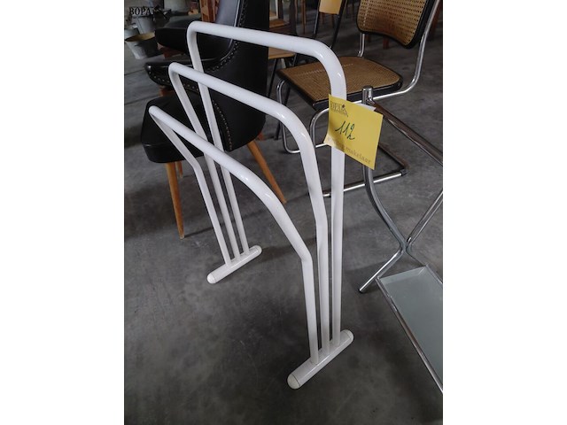 Lot 112 - duo handdoekrek - chroom en melkglas - afbeelding 3 van  4