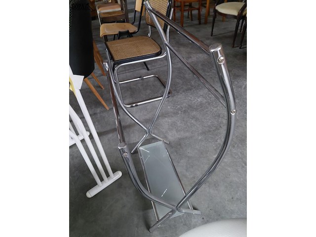 Lot 112 - duo handdoekrek - chroom en melkglas - afbeelding 4 van  4