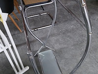 Lot 112 - duo handdoekrek - chroom en melkglas - afbeelding 4 van  4