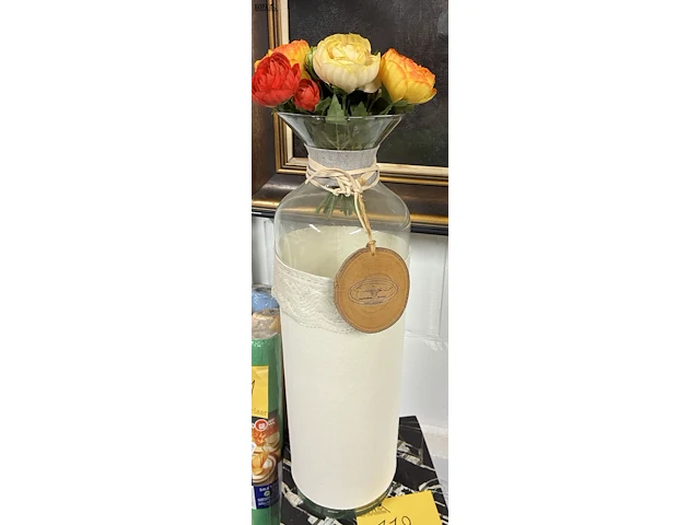 Lot 112 - glazen vaas met kunstbloemen - afbeelding 1 van  2
