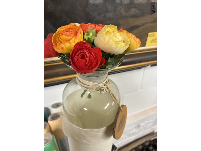 Lot 112 - glazen vaas met kunstbloemen - afbeelding 2 van  2