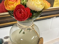 Lot 112 - glazen vaas met kunstbloemen - afbeelding 2 van  2