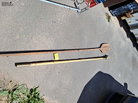 Lot 112 - houten roeispaan en spies met koperen kop - afbeelding 1 van  2