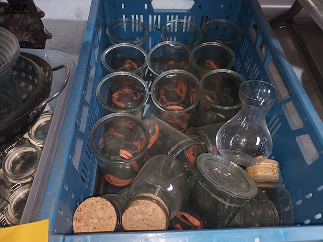 Lot 112 - inmaakpotten en schalen - afbeelding 2 van  4