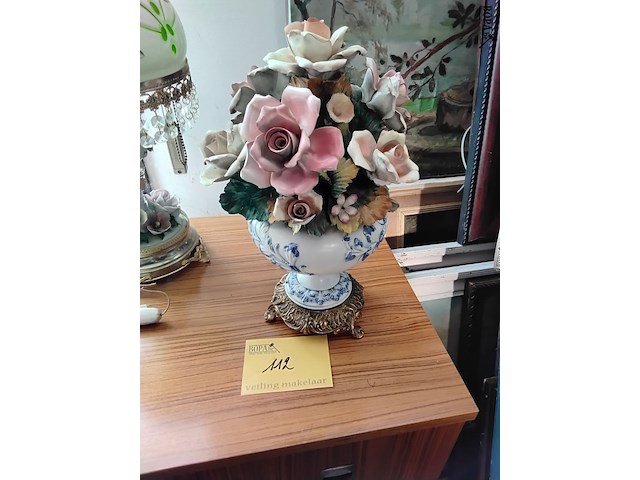 Lot 112 - italiaanse porseleinen bloemenvaas op voet - afbeelding 1 van  2