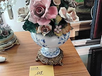 Lot 112 - italiaanse porseleinen bloemenvaas op voet - afbeelding 1 van  2