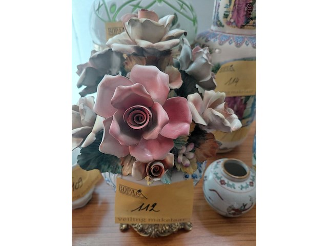 Lot 112 - italiaanse porseleinen bloemenvaas op voet - afbeelding 2 van  2