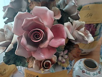 Lot 112 - italiaanse porseleinen bloemenvaas op voet - afbeelding 2 van  2