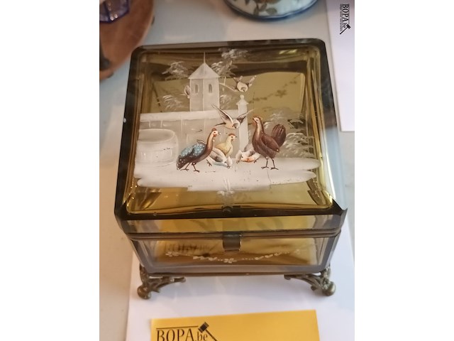 Lot 112 - juwelenkistje in glas - afbeelding 1 van  5