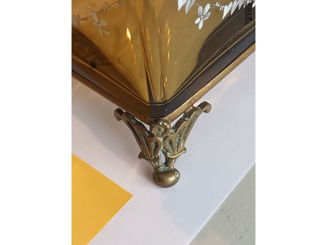 Lot 112 - juwelenkistje in glas - afbeelding 4 van  5