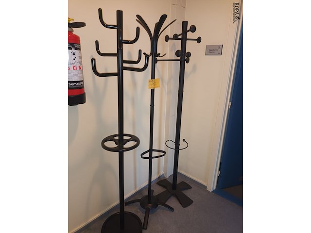 Lot 112 - kapstok. 3 stuks - afbeelding 1 van  2