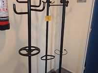 Lot 112 - kapstok. 3 stuks - afbeelding 1 van  2