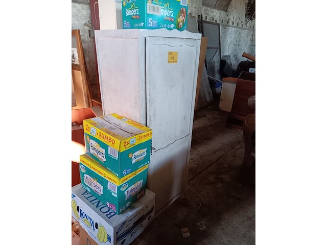 Lot 112 - kast met linnen - afbeelding 1 van  2