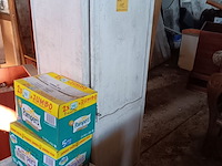 Lot 112 - kast met linnen - afbeelding 1 van  2