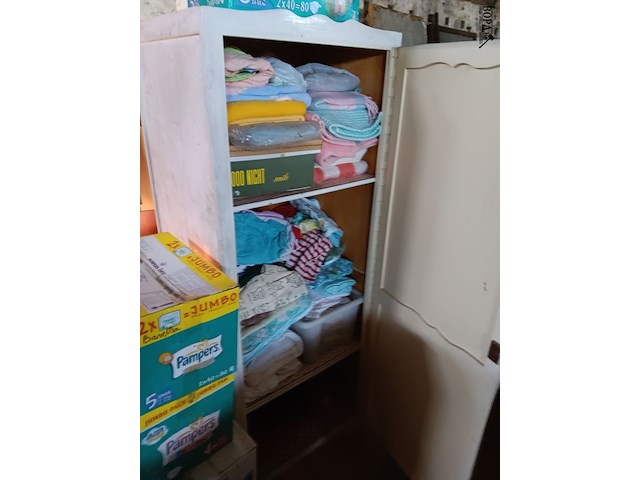 Lot 112 - kast met linnen - afbeelding 2 van  2