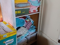 Lot 112 - kast met linnen - afbeelding 2 van  2