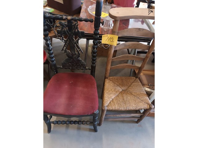 Lot 112 - kerkstoelen. 2 stuks - afbeelding 1 van  4