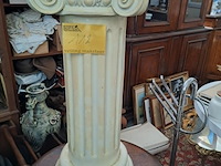 Lot 112 - klassieke griekse zuil in steen - afbeelding 1 van  5